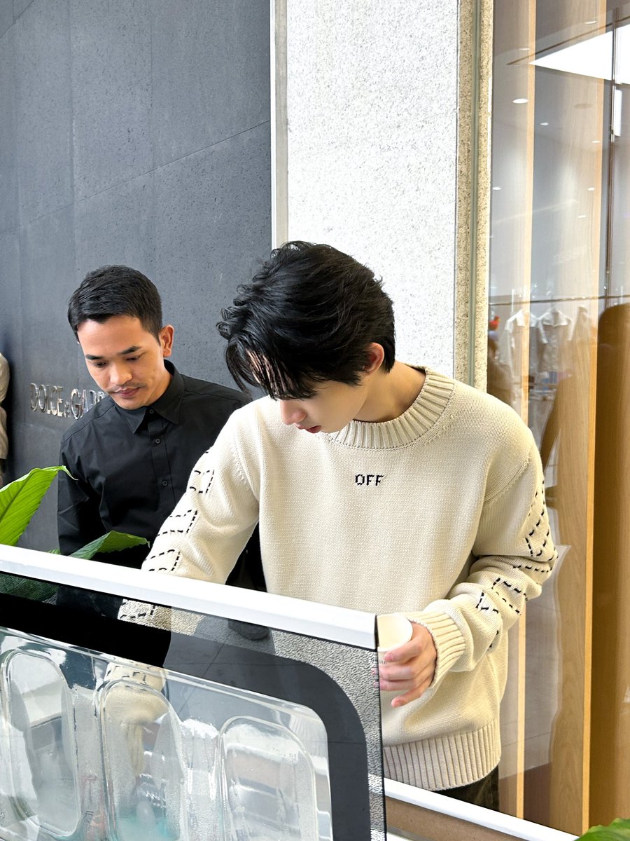 hongshihoshi03's tweet photo. #OffWhite #FallWinter23 #OffWhiteBangkok https://t.co/uxSPikPPxz