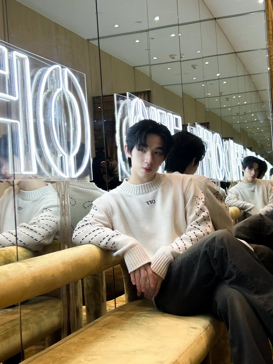 hongshihoshi03's tweet photo. #OffWhite #FallWinter23 #OffWhiteBangkok https://t.co/uxSPikPPxz