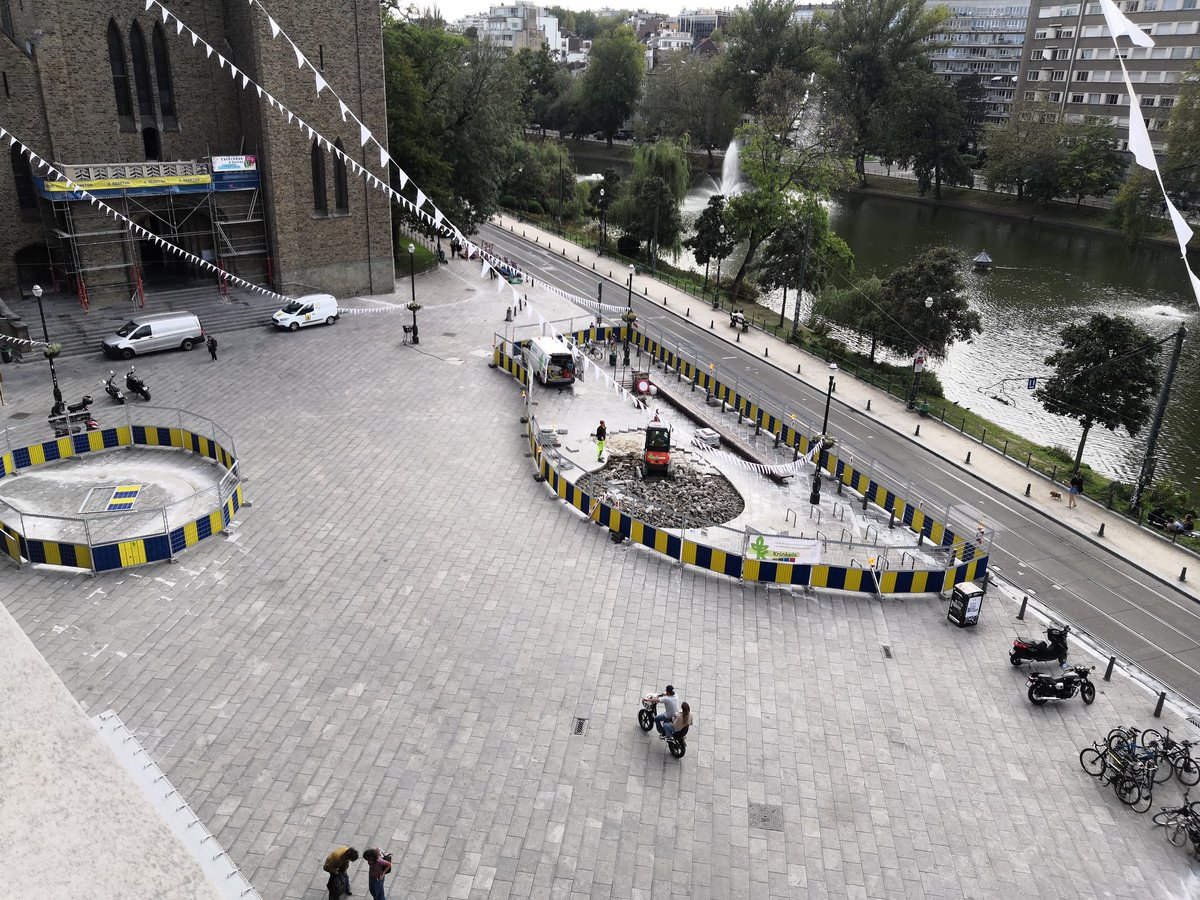 Ha! Deze ochtend net een dossier over de klimaatbestendige stad gelanceerd (bruzz.be/dossier/klimaa…) en zie, er wordt al onthard onder ons raam op de redactie! Suffit de lancer un dossier adaptation climatique et voilà: