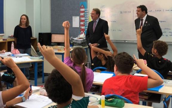 ludovic_pouille's tweet photo. Toujours ravi de rencontrer les personnels et élèves du Lycée français international de #Khobar. Avec plus de 600 élèves en cette rentrée, le #LFIK 🇨🇵 confirme son attractivité en tant qu'établissement français d'excellence dans la Province orientale 🇸🇦. Merci à tous les enseignants et personnels administratifs pour leur engagement au service de nos élèves et de la communauté francophone!
#FranceKSA 🇨🇵🤝🇸🇦👩🎓🧑🎓