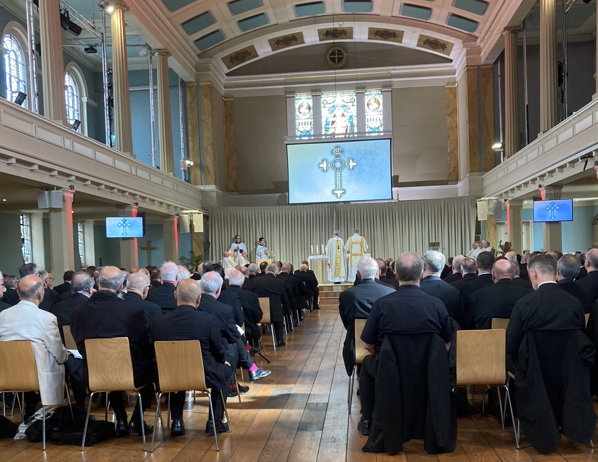 The church @stmaryslondon packed by @SSCHOLYCROSS for the SE Synod as 22 new brethren are admitted. Including @StephenCM98 “The saving power of the cross impressed inwardly on our lives & revealed outwardly in our work that others may know His love & His Truth.”