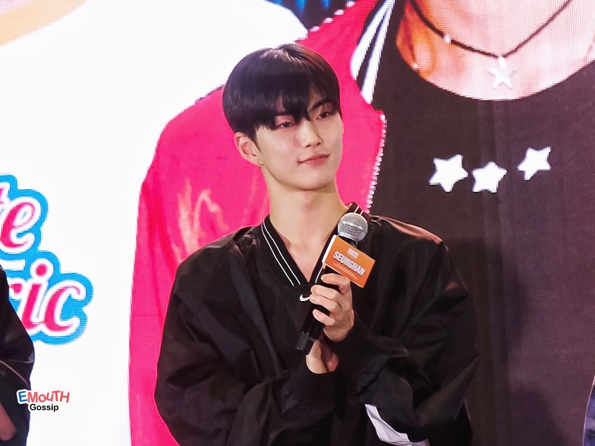 EM_Gossip's tweet photo. ภาพบรรยากาศในงานแถลงข่าว  ‘RIIZE - THE 1ST SINGLE ALBUM 'Get A Guitar' FACE TO FACE ALBUM SIGN EVENT IN THAILAND’ 

#RIIZE #RISEandREALIZE #GetAGuitar #RIIZE_GetAGuitar #Memories #ShopeexRIIZE_Fansign #ShopeeTHSMTrue #SMTrue
#SHOTARO #EUNSEOK #SUNGCHAN #WONBIN #SEUNGHAN #SOHEE #ANTON