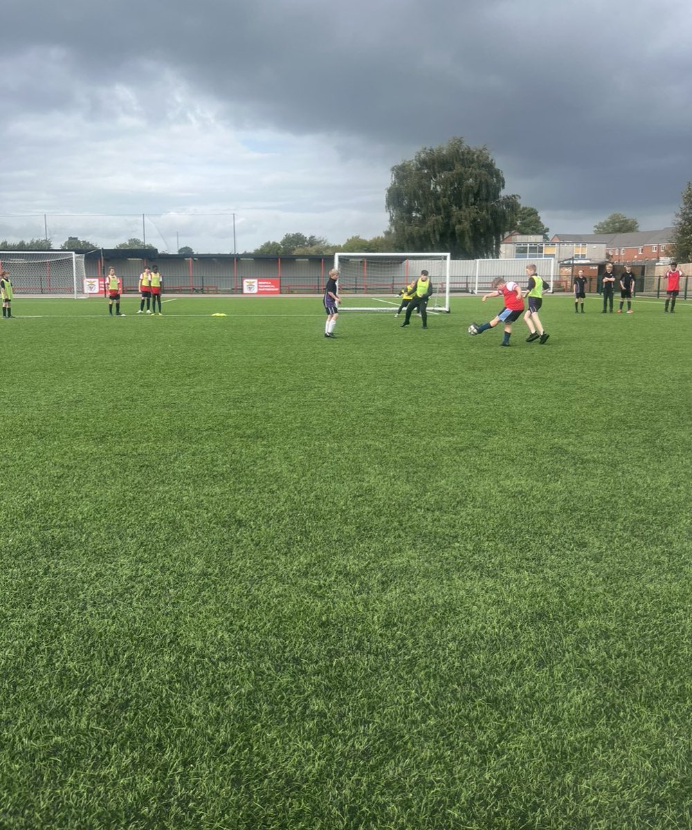 EliteFootballD1's tweet image. We hosted a Football Celebration Day yesterday with some of our partner schools 💫⚽️🙌🏼. 

Well done to all the students &amp;amp; in particular our ‘Player of the Day’, Katerina who was over the moon to receive a prize for her fantastic attitude, performance and great sportsmanship🏅⚽️💫