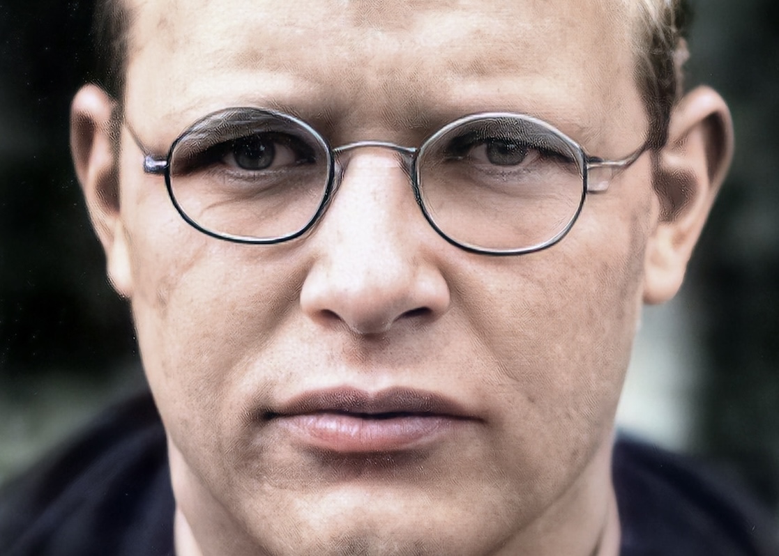 joeljmiller's tweet image. Awaiting execution by the Nazis, Dietrich Bonhoeffer had a vital project awaiting his attention—the completion of his magnum opus, Ethics. But he blew it off. Instead, he wrote poetry, drafted a play, and started a novel. 

I think the choice tells us something important about…