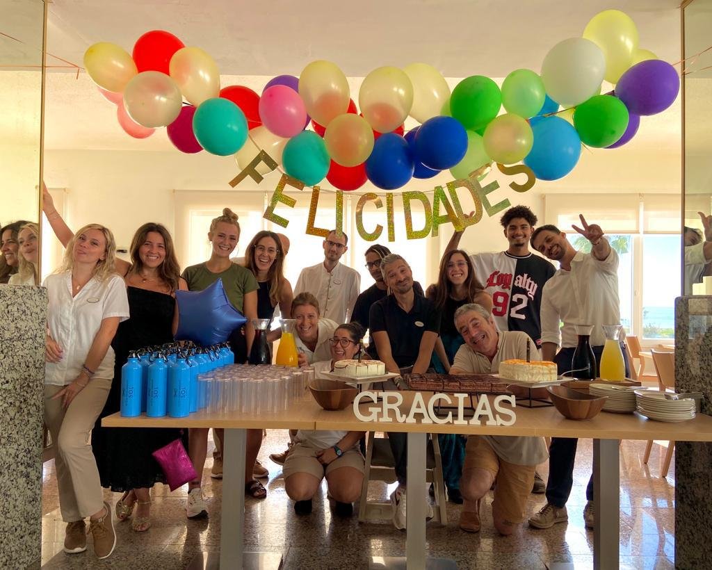 En #SolMilanosPinguinos han aprovechado para  #MeliaCelebremos con los cumpleañeros de septiembre y diciembre, porque cualquier excusa es buena para homenajear y celebrar a nuestra familia #WeAreMelia 🕺