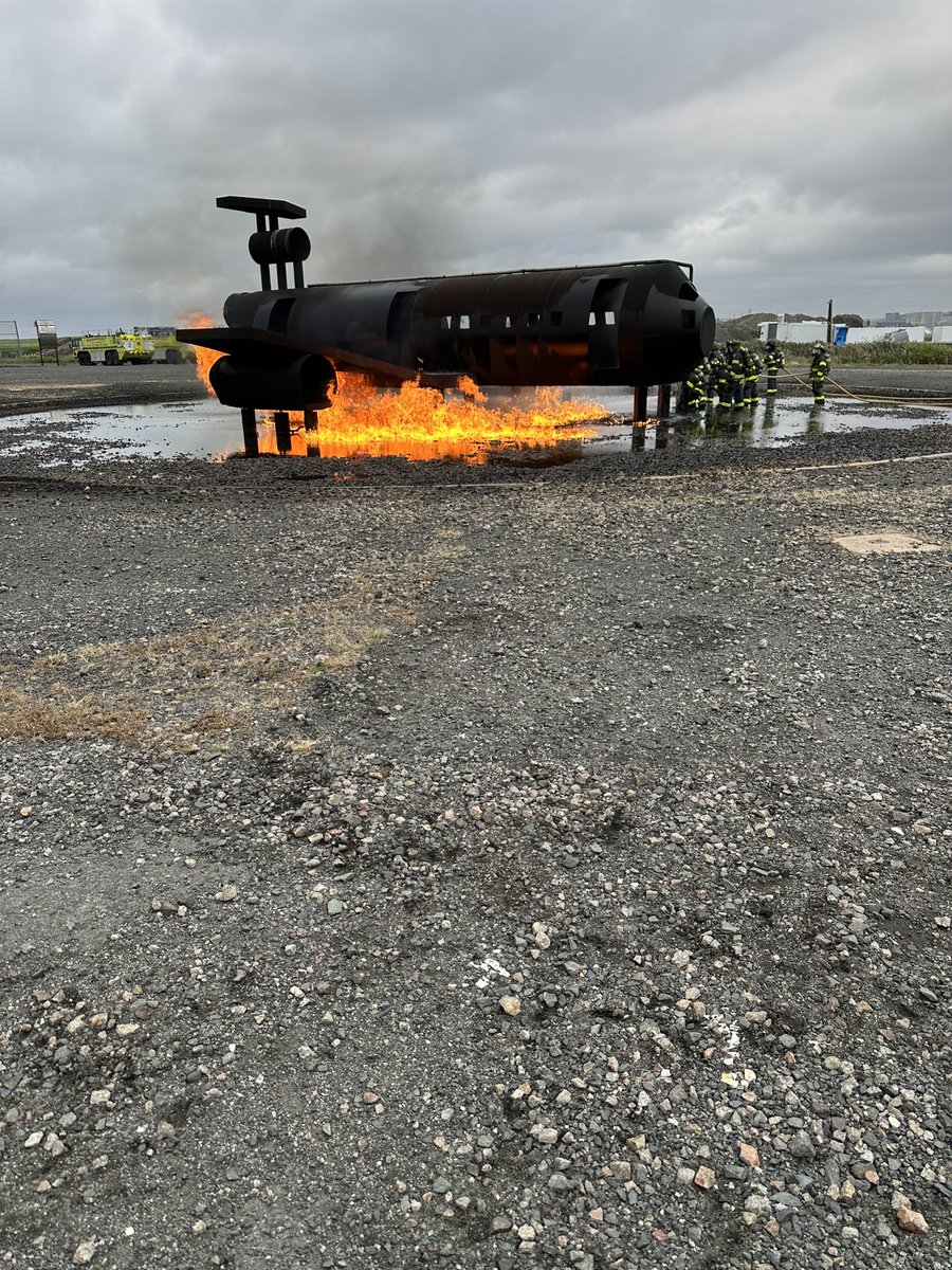 JamesPerry53's tweet image. Day 2 with the Group 2 Engine training at Logan Airport.  Video to follow