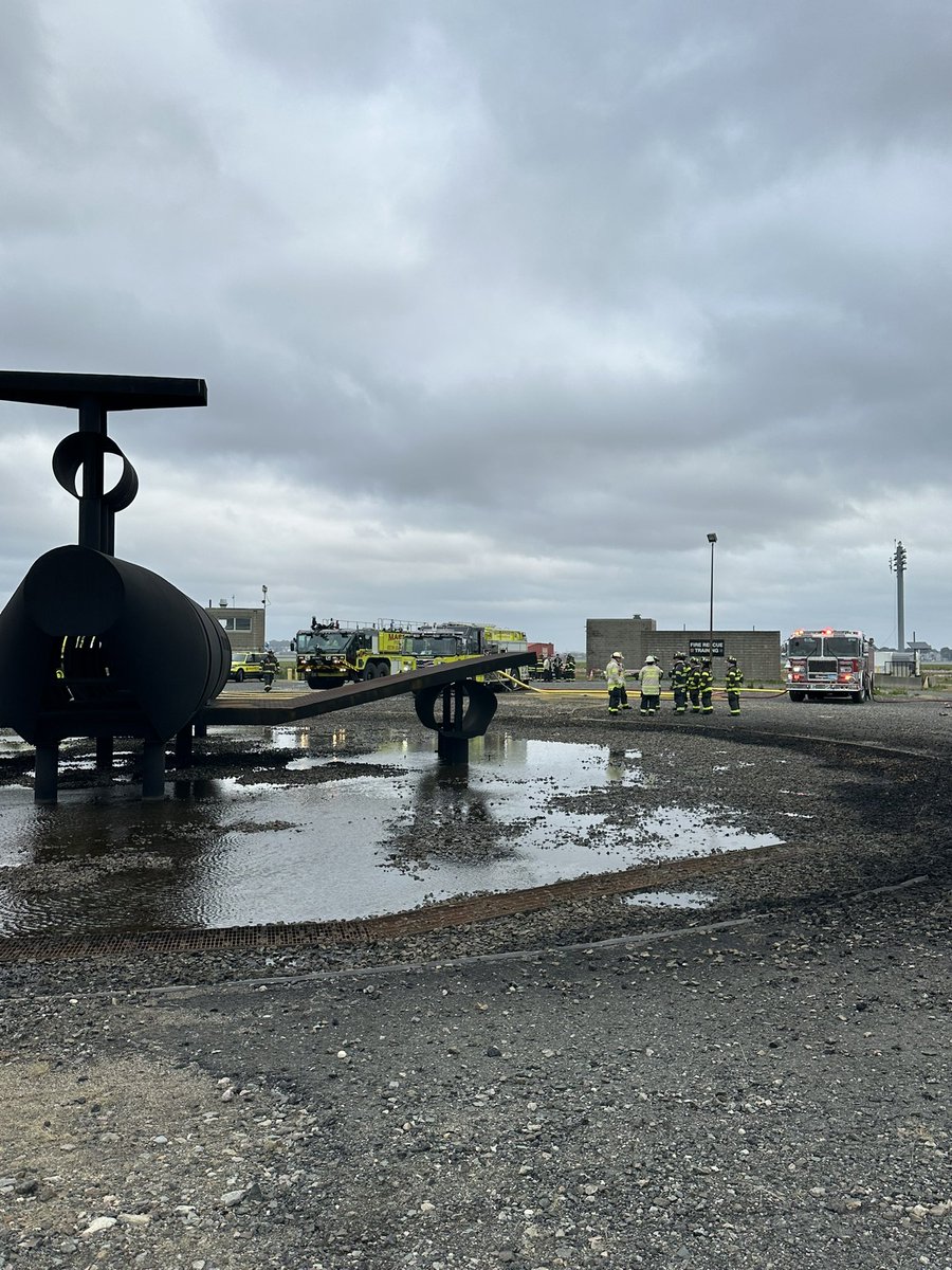 JamesPerry53's tweet image. Day 2 with the Group 2 Engine training at Logan Airport.  Video to follow