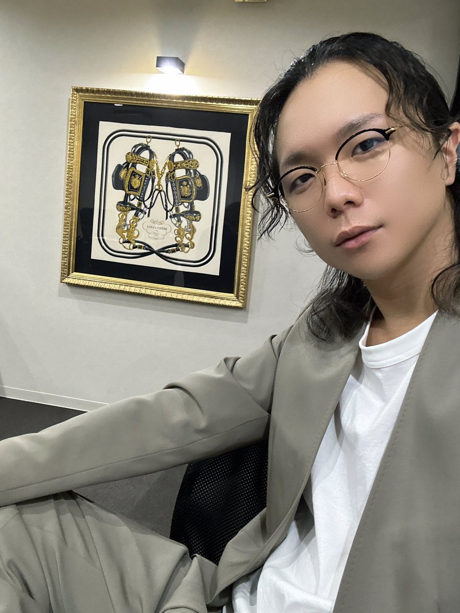 harem_masao's tweet photo. お客さんを捕まえたってよく聞くけど、その「つかまえた」って表現を「とっ捕まえる」とか「ひっ捕らえる」とか物騒な感じで思い浮かべるのではなくて「手を差し伸べてたら手を伸ばしてくれたからその手を掴まえた」ぐらい穏やかに叙情的に優しく仕事がしたいね。その手掴んだら絶対離さないけどね。 https://t.co/IpWId8YtMo