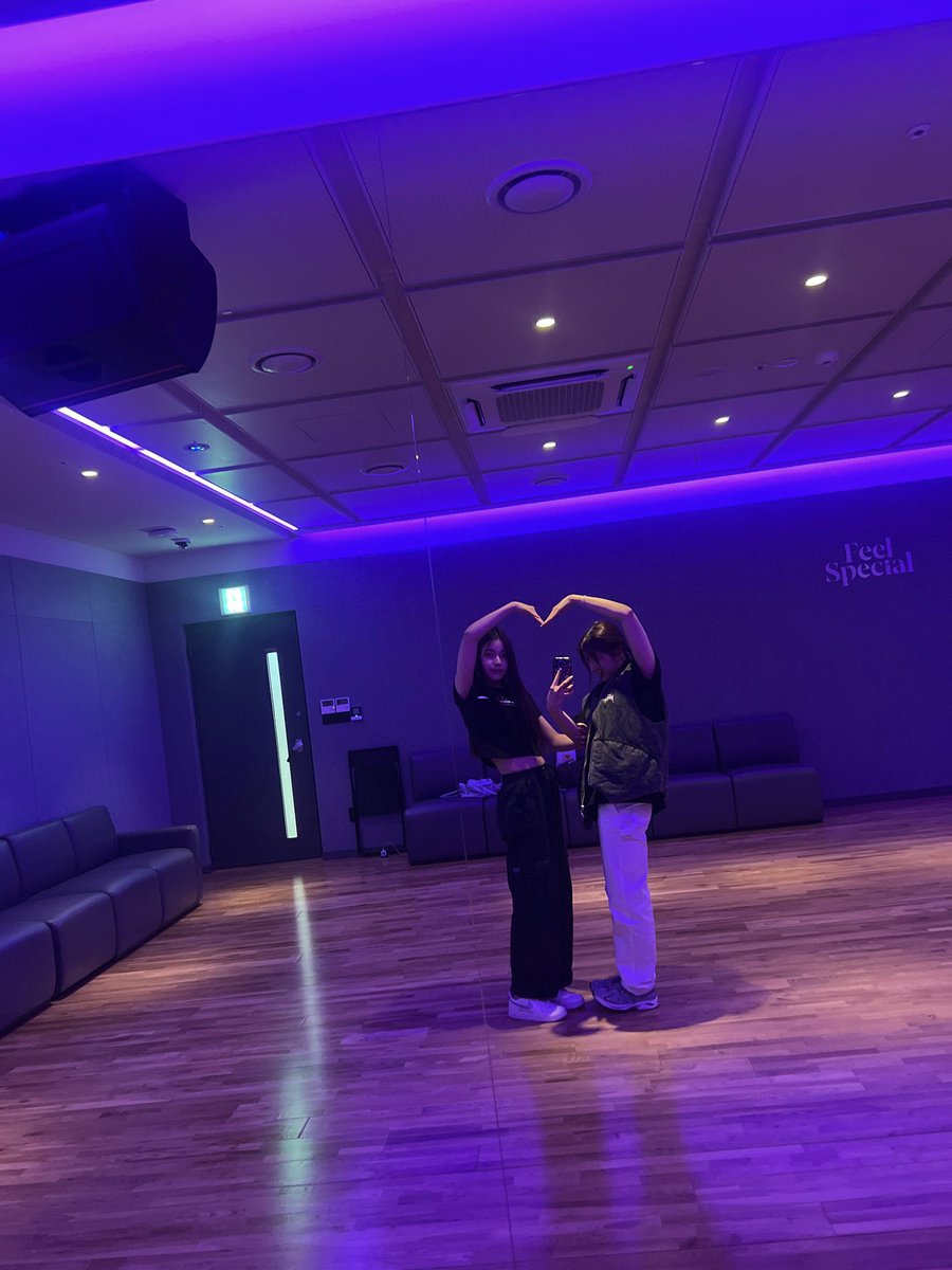 imyeonnz's tweet photo. JYPE’s new dance practice room named “Feel Special” by TWICE 🥺🤍 https://t.co/KA8CfXYuI9