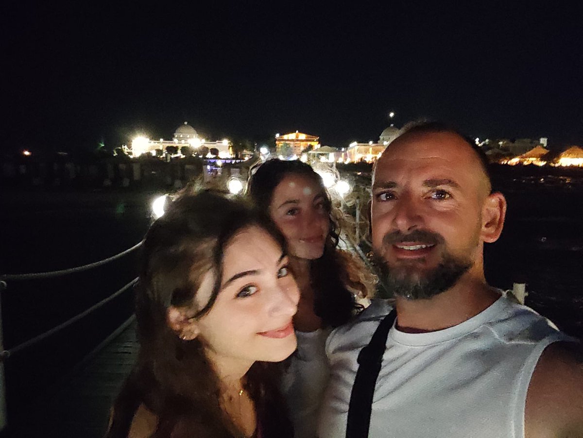 ozandagli78's tweet photo. İyileşmek mi? Ama ben hasta değilim. Kırık döküğüm, paramparçayım. Çok yorgunum. Bunlar aynı şey değil.
İlahi adalet diye bir terazi var, asla şaşmaz. Kimsenin hakkı, ahı kimsede kalmaz. Sabır. Herşeyin bir zamanı var.. 

#isiasortakdavamız https://t.co/c4i9oTeEv4