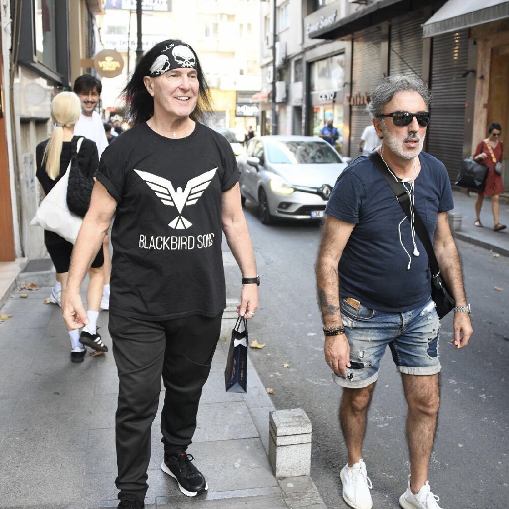 AC/DC'nin solisti Dave Evans Nişantaşı'nda pazar günü kapalı olan pırlanta mağazasını açtırdı.