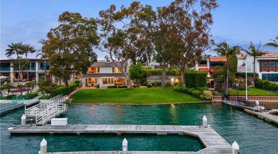 uniquehomeslux's tweet image. Lying on the westerly side of #HarborIsland, #NewportHarbor’s most revered &amp;amp; sought-after #privateisland locale, this stately #periodhome has been lovingly kept for nearly 100 years.

-#NewportBeach #CA
-6 Beds
-3,600 Sqft

Judith Corkett | (949)285-1055 | bit.ly/48vfKCs