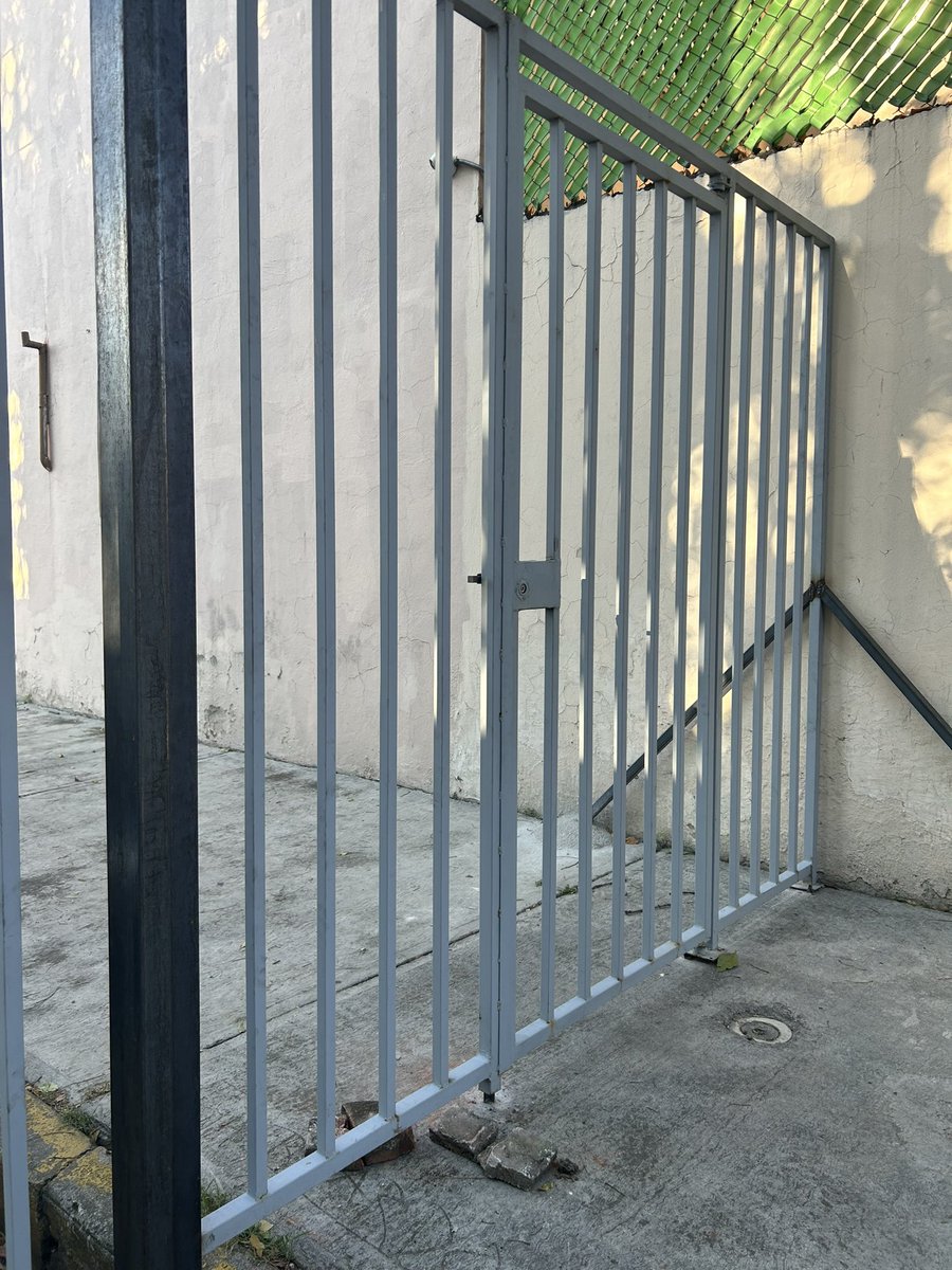 nikona84's tweet photo. @AlcaldiaCoy @giogutierrezag 
Son las 7:40 am y están cerradas las puertas peatonales y la del arroyo vehicular. 

¿Que da derecho a impedir el libre tránsito de las calles? https://t.co/lNY9ZbKq8t