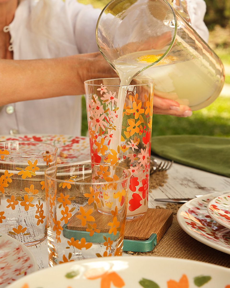Eleve o seu dia a dia! 🌼 Ideal para servir sucos e bebidas com gelo, os copos Ginga Floral são a mistura perfeita entre resistência e beleza. Você já imaginou experimentar sua bebida preferida num copo tão encantador?