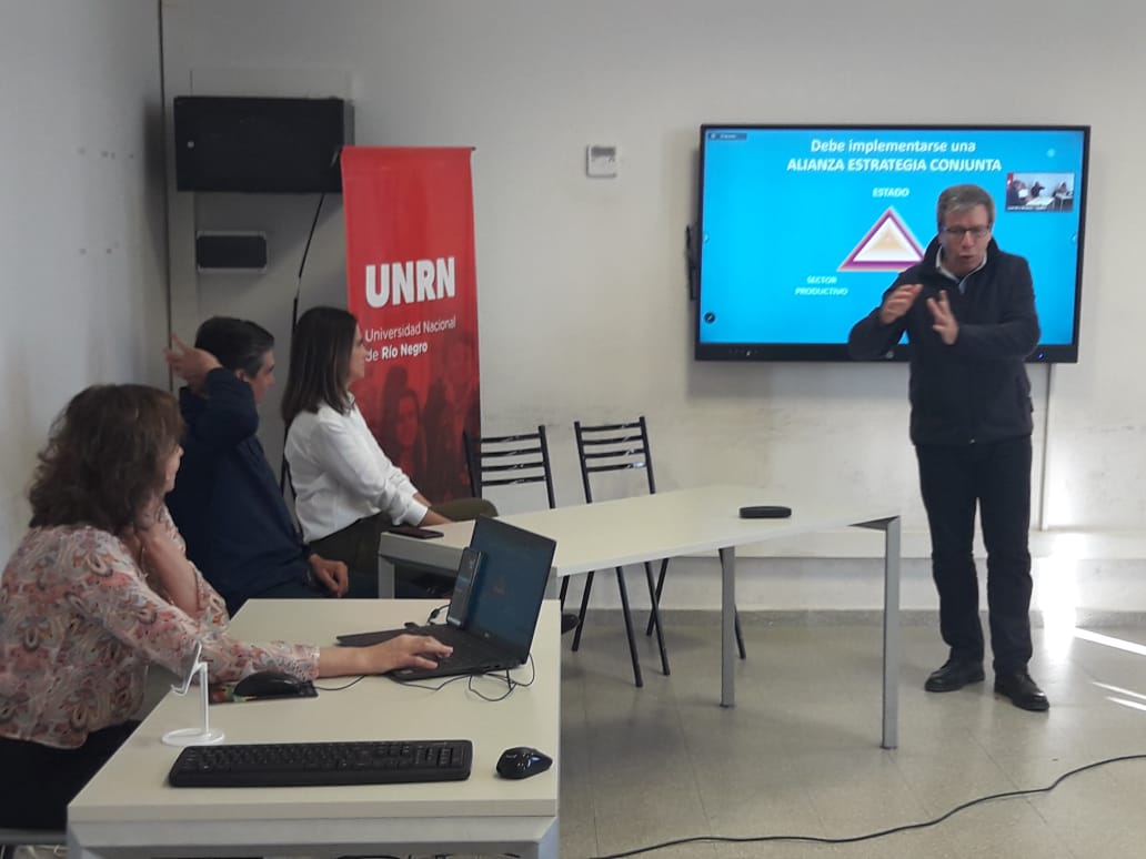 CorredorBiocRN's tweet photo. #Ahora Comenzó el segundo encuentro del Ciclo de capacitaciones en Comercio Exterio para PYMES de Rìo Negro 2023-2025. El mismo se realiza en la Sede de la @unrnaltovalle de la ciudad de Gral. Roca con exposiciones de @GabrielSueldo como asesor del @bice_arg https://t.co/Pf6yOfZTL7