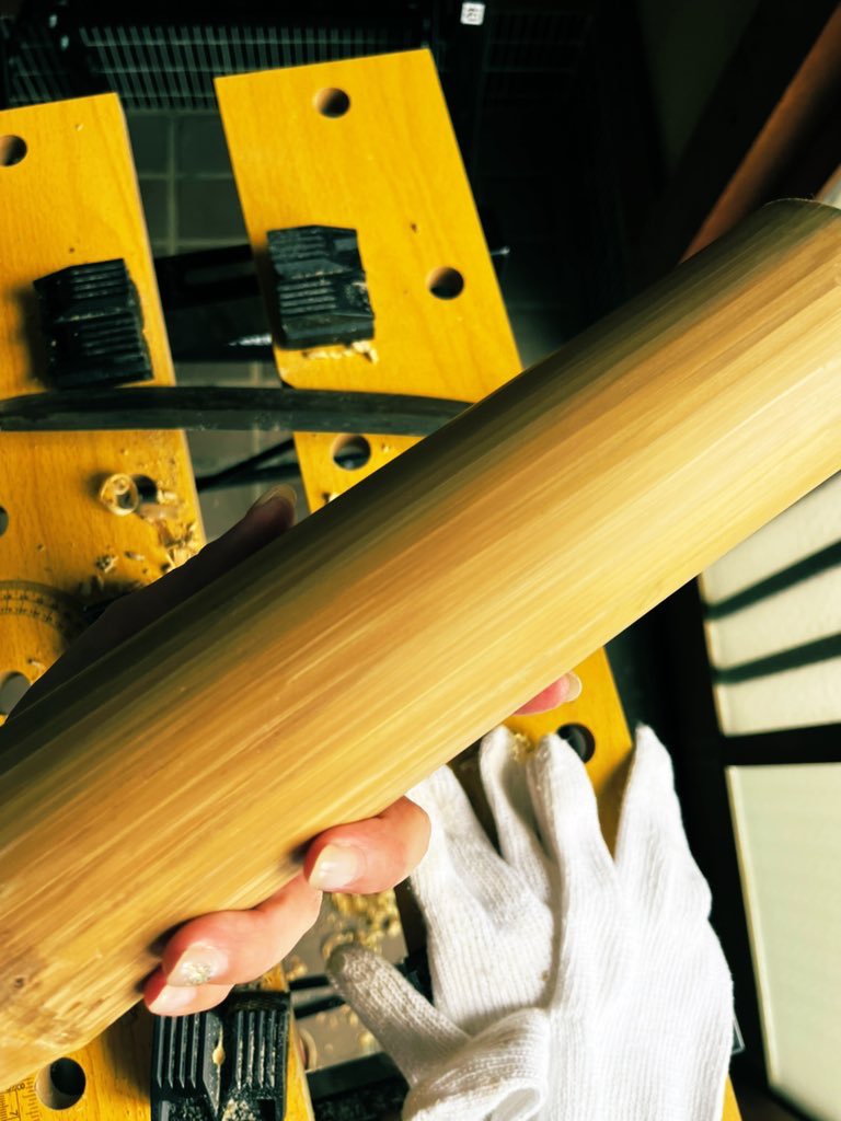 河本翔子の個展は10月7.8.9日です。

8日の17時～20時は竹あかりを灯します。

ぼっちで準備中です。

なお、作業場所は玄関です。

是非お越しください🥰