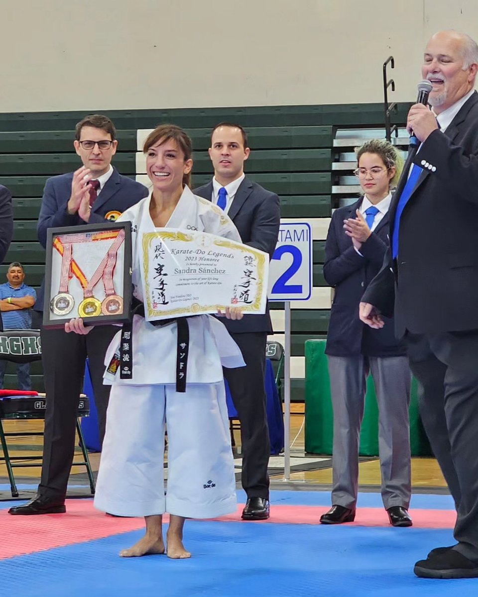 sandrasankarate's tweet photo. 𝙆𝙖𝙧𝙖𝙩𝙚 𝘿𝙤 𝙇𝙚𝙜𝙚𝙣𝙙𝙨
La primera mujer en recibir este reconocimiento 😊🥋 un honor aparecer en esta foto rodeada de tantos maestros... De tanto karate🔝
Gracias #josefundora por esta distinción 🙏🥋

#Karate #Legend #EEUU #Miami #SandraSanKarate https://t.co/Zyx09cjhAn