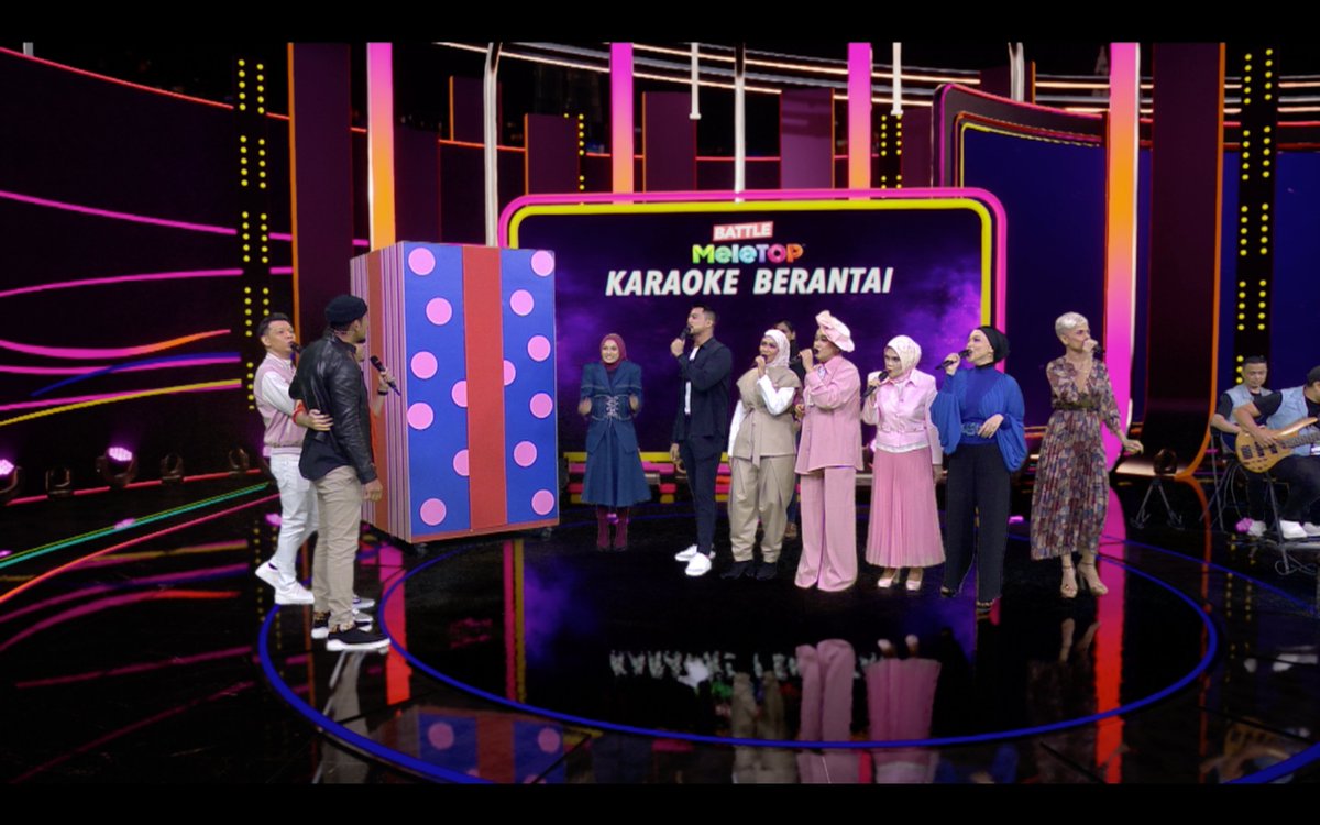 MyMeleTOP's tweet photo. Boleh luruh jantung hari ni tau, another surprise buat @NabilAhmad83 daripada geng geng #aliffaziz @NorynAziz @sitinordiana84 #naqiu #cliffumar @jaclyn_victor #datoaishah #azharina @HadyMirzaHM. Tapi… kemain besar kotaknya! Apa dalam tu?! #meletop https://t.co/ronYmJZjK5
