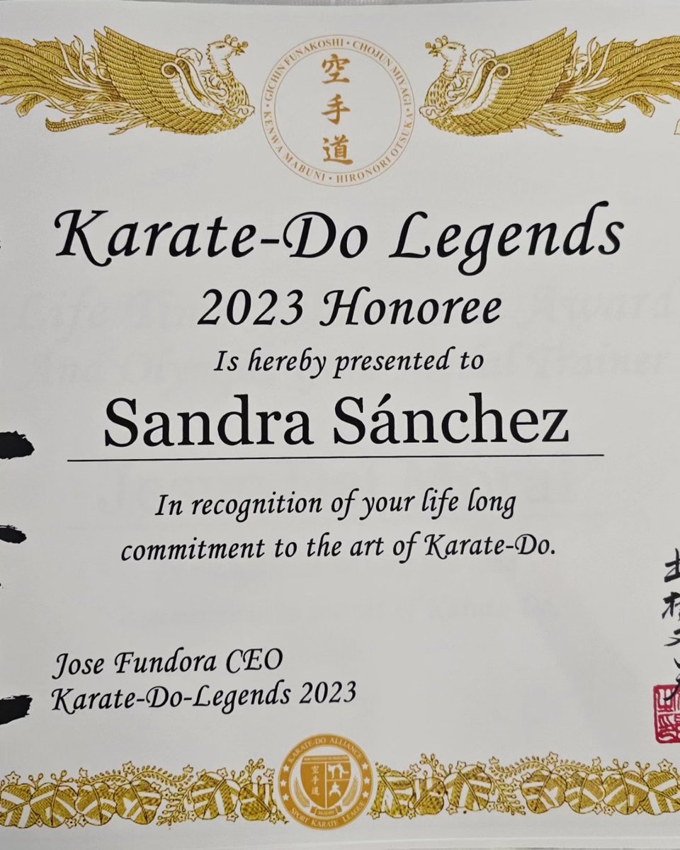 sandrasankarate's tweet photo. 𝙆𝙖𝙧𝙖𝙩𝙚 𝘿𝙤 𝙇𝙚𝙜𝙚𝙣𝙙𝙨
La primera mujer en recibir este reconocimiento 😊🥋 un honor aparecer en esta foto rodeada de tantos maestros... De tanto karate🔝
Gracias #josefundora por esta distinción 🙏🥋

#Karate #Legend #EEUU #Miami #SandraSanKarate https://t.co/Zyx09cjhAn