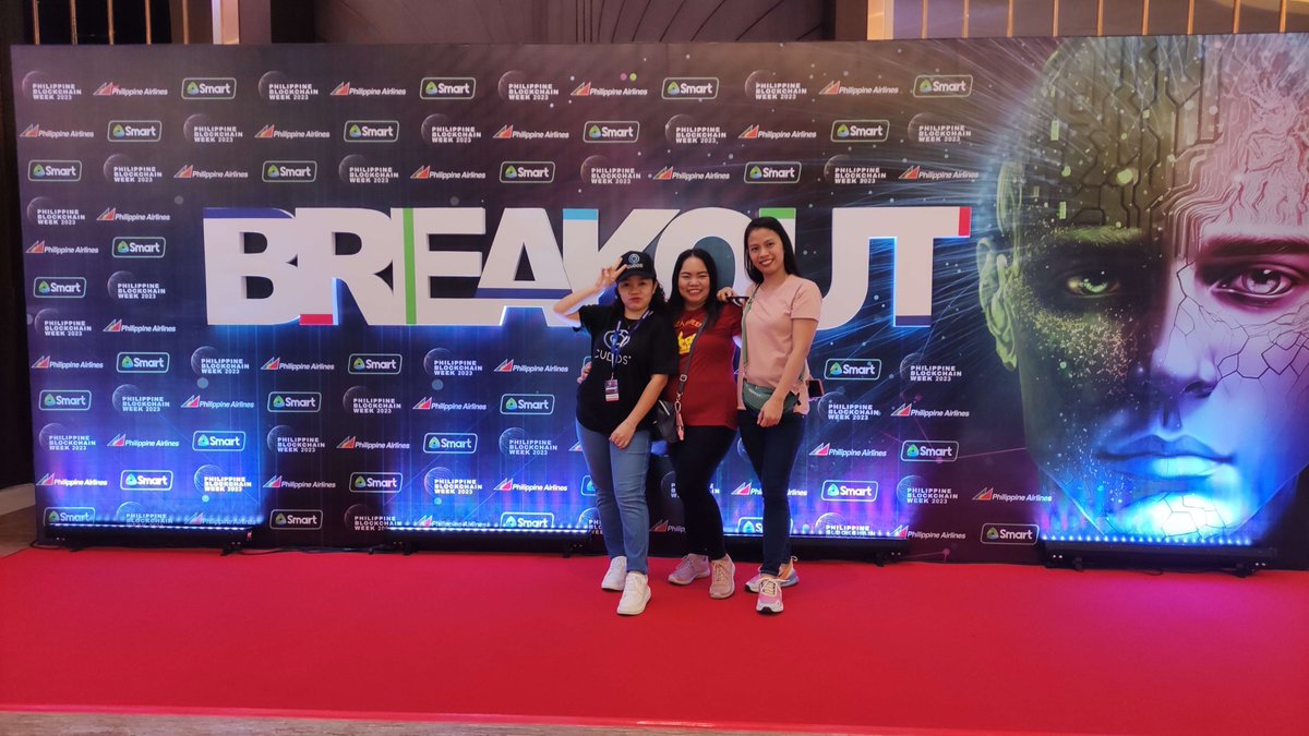 CUDOS_'s tweet photo. Seeing our ambassadors all over the Globe is an incredible delight, especially rocking our merch! 

Hello from @philblockchain 👋