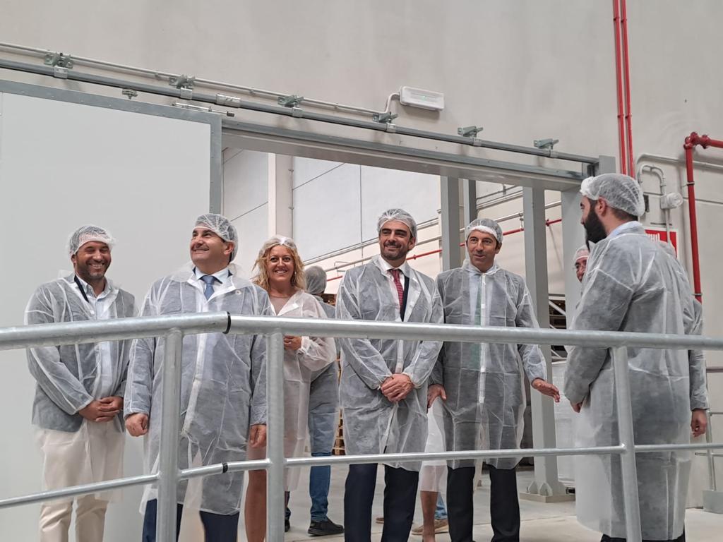 SueloSea's tweet photo. La gerente, @BeatrizSestayoD, ha puesto en valor la "eficacia del compromiso público de SEA y el #Gobierno con la creación de #empleo, y los frutos de la colaboración institucional y empresarial"

🏭Así se refleja en las nuevas instalaciones de Conservas Cerqueira en #Rianxo ⬇️ https://t.co/ADJF3XvHUb
