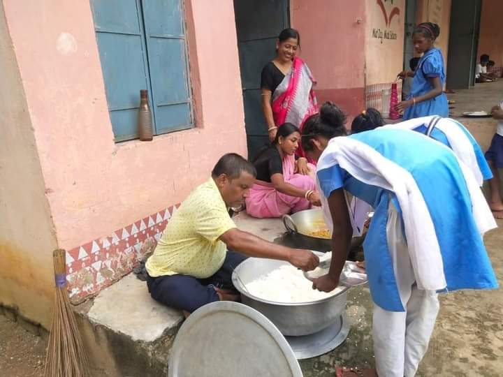 CommonMan_78's tweet photo. ଆଖି ଖୋଲି ଦେଖ ଶିକ୍ଷକ ମାନେ କେତେ କାମ କରନ୍ତି |
ରୋଷେଇଆ strike ରେ
@CMO_Odisha @MoSarkar5T @Vkpandianfancl1 @FdOdisha @otvnews @kanak_news @ArgusNews_in @OdishaReporter @gapg_dept @OGCEA https://t.co/C3FNGHO0Jc