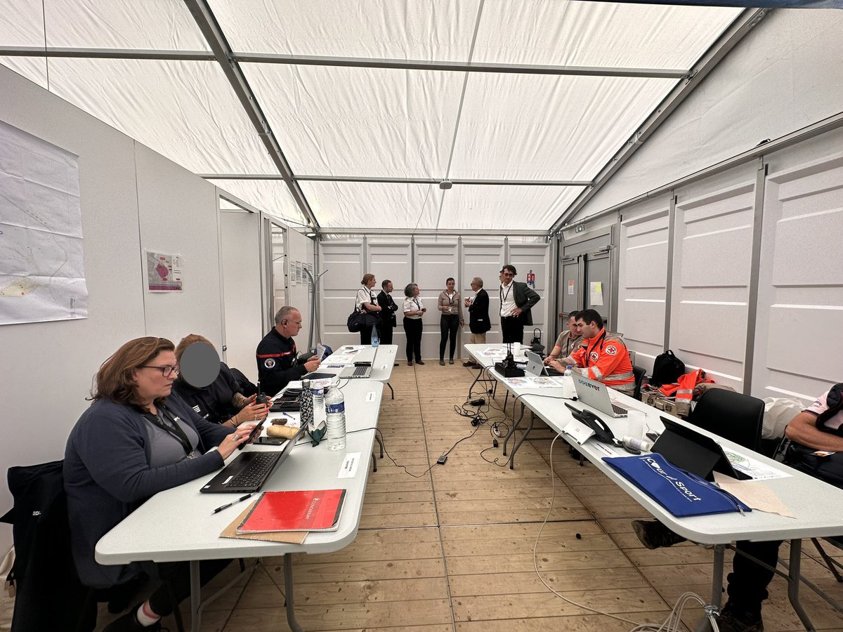Prefet78's tweet photo. Le 24 septembre 2023 fut une journée sous le signe du #sport dans les #Yvelines

👉 Deux événements d’ampleurs se sont déroulés :
🏃 l'arrivée de la course Paris-Versailles,🚴 la compétition de VTT sur la colline d’Élancourt.

🙏 Jean-Jacques Brot @Prefet78 tient à remercier l’ensemble des forces de #sécurité et de #secours, ainsi que les différents acteurs mobilisés au centre opérationnel départemental (COD) de la préfecture des Yvelines & au poste de commandement opérationnel (PCO) à @VilleElancourt.

🙏 👏
@Paris2024 
@amaurysport ASO
@Les_Yvelines 
@sqy 
@VilleElancourt 
@PoliceNat78 
@pompiers78 
#SAMU78 
#DMD78
@ARS_IDF 
@CroixRouge78 
@IDFmobilites 
@acversailles