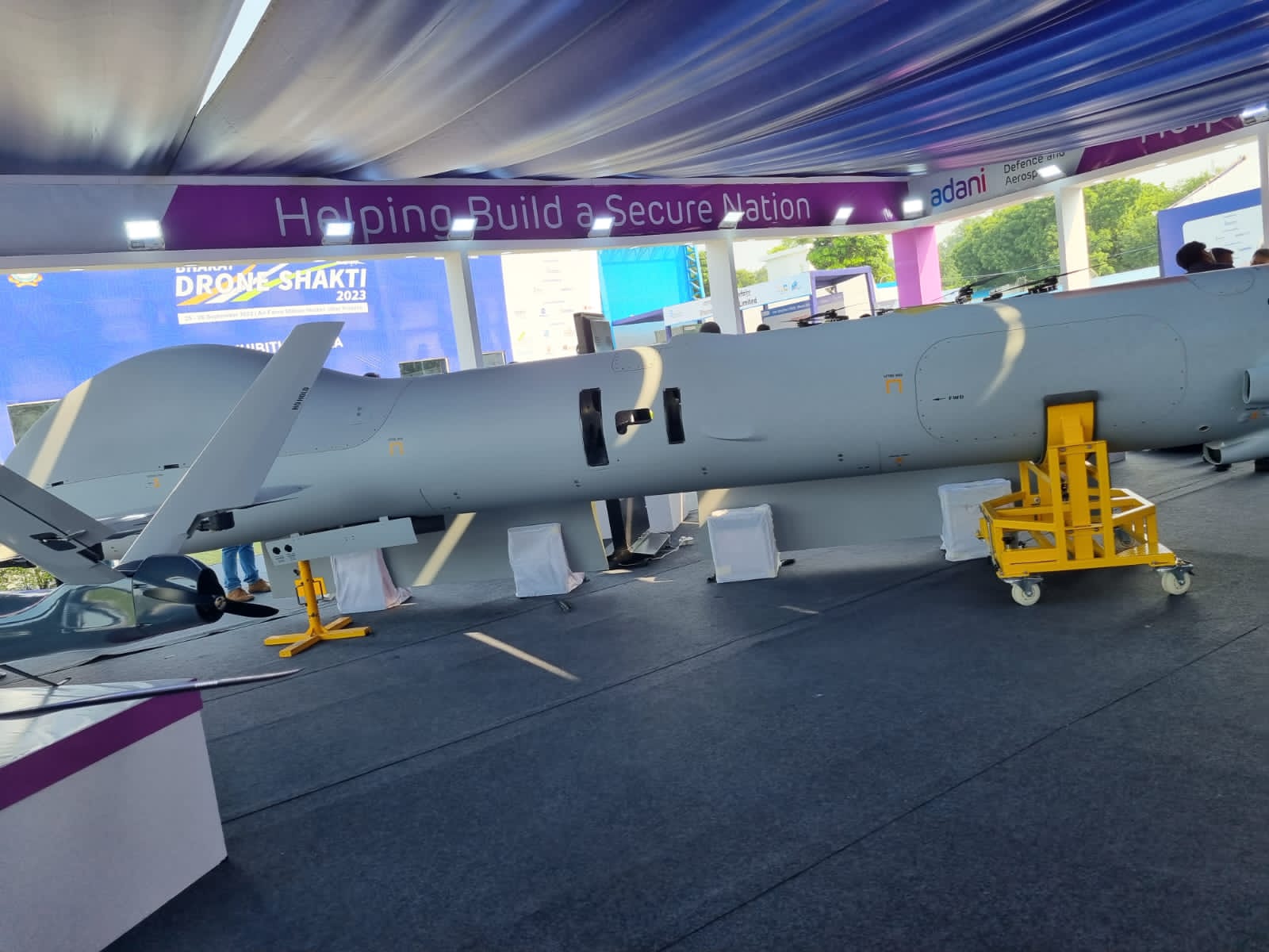 IADN Centre on X: "BIG BOY at #BharatDroneShakti 2023. Drishti 10 "Starliner"  (Hermes 900) MALE UAV from #AdaniDefence. It has a payload capacity of 450  kg, service ceiling of 30,000 ft &