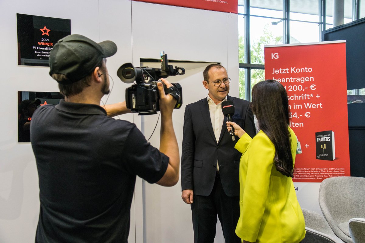 IGDeutschland's tweet photo. #WorldOfTrading 🚀 Was für ein Wochenende! Unzählige tolle Gespräche, drei Seminare von @SalahBouhmidi &amp; @CHenke_IG sowie hunderte von Carrera-Rennen an unserem Stand! Es war schön, Sie alle zu sehen, mit Ihnen zu reden und Sie kennen zu lernen. 🔜 #BörsentagHamburg ⚓ https://t.co/o8pRbsdd7v