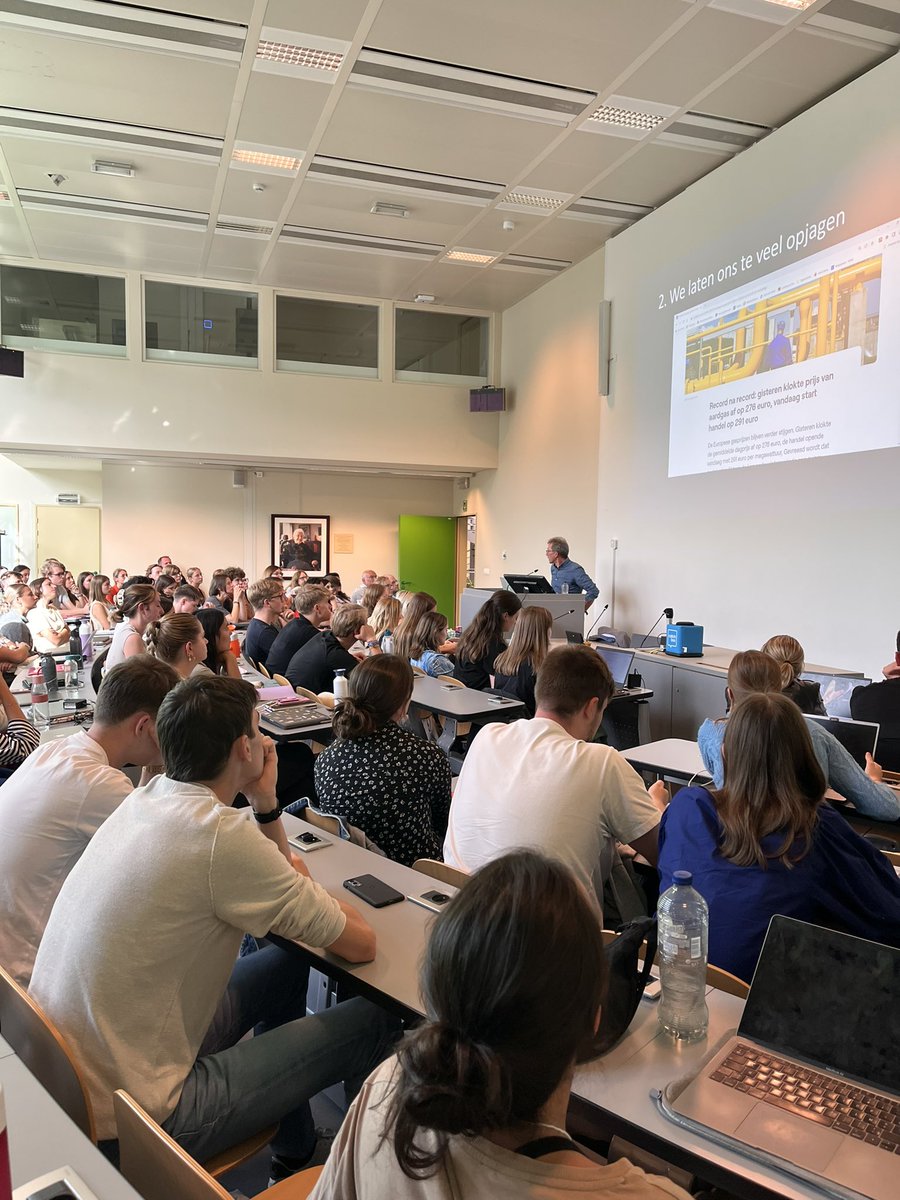 MichOpgenhaffen's tweet photo. Full house voor openingscollege master journalistiek @KU_Leuven door @pauwelu https://t.co/JFSy1uQKQ8