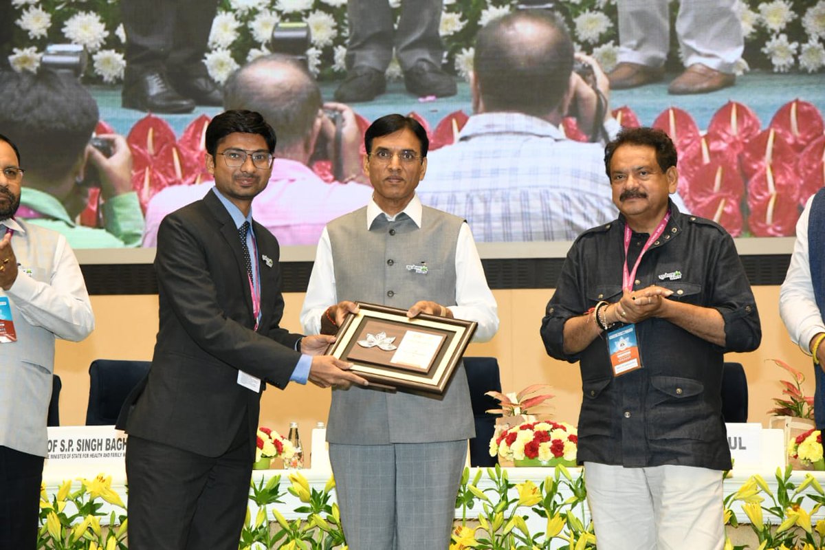 mansukhmandviya's tweet photo. Addressed the valedictory session of #ArogyaManthan2023.

Awarded top-performing States/UTs under various categories for best implementation of AB-PMJAY &amp; ABDM.

Also, felicitated Haryana's daughter Karishma, the first beneficiary of the AB-PMJAY.

#5YearsOfPMJAY #2YearsOfABDM https://t.co/uPgL2vrisq