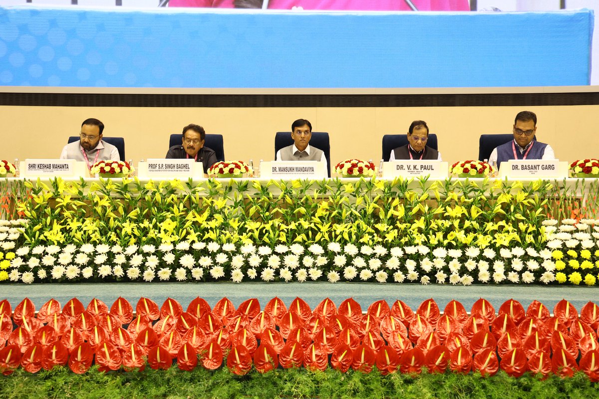 mansukhmandviya's tweet photo. Addressed the valedictory session of #ArogyaManthan2023.

Awarded top-performing States/UTs under various categories for best implementation of AB-PMJAY &amp; ABDM.

Also, felicitated Haryana's daughter Karishma, the first beneficiary of the AB-PMJAY.

#5YearsOfPMJAY #2YearsOfABDM https://t.co/uPgL2vrisq
