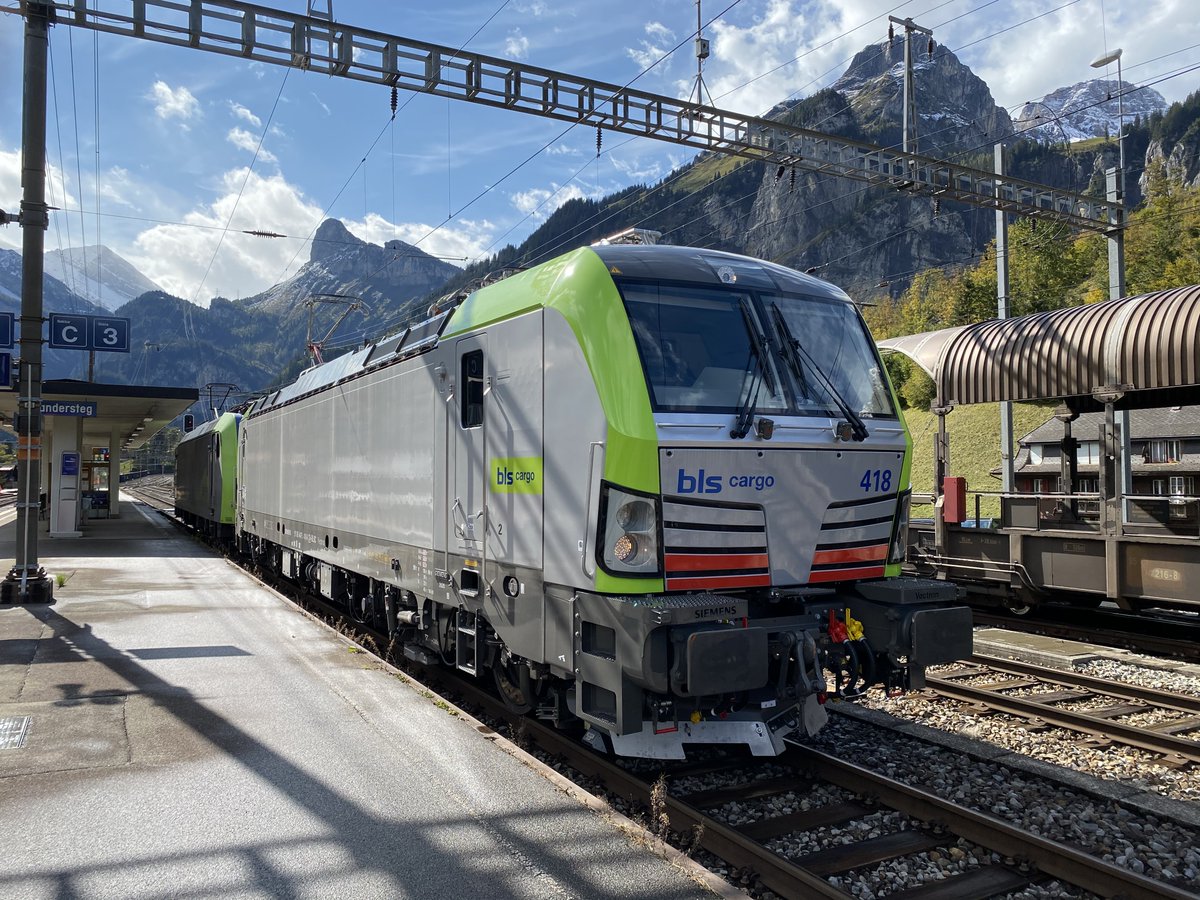 Natallia (@natallia_adz) on Twitter photo Verstärkung für den alpenquerenden Güterverkehr! 🚄 #BLSCargo bestellt 10 #Vectron MS-Loks <a href="/SiemensMobility/">Siemens Mobility</a> mit XLoad Ausrüstungspaket. Mit Vectron XLoad kann sie schwerere Frachten transportieren und somit den Nord-Süd-Korridor effizienter bedienen.
👉 sie.ag/33LW9u Verstärkung für den alpenquerenden Güterverkehr! 🚄 #BLSCargo bestellt 10 #Vectron MS-Loks <a href="/SiemensMobility/">Siemens Mobility</a> mit XLoad Ausrüstungspaket. Mit Vectron XLoad kann sie schwerere Frachten transportieren und somit den Nord-Süd-Korridor effizienter bedienen.
👉 sie.ag/33LW9u