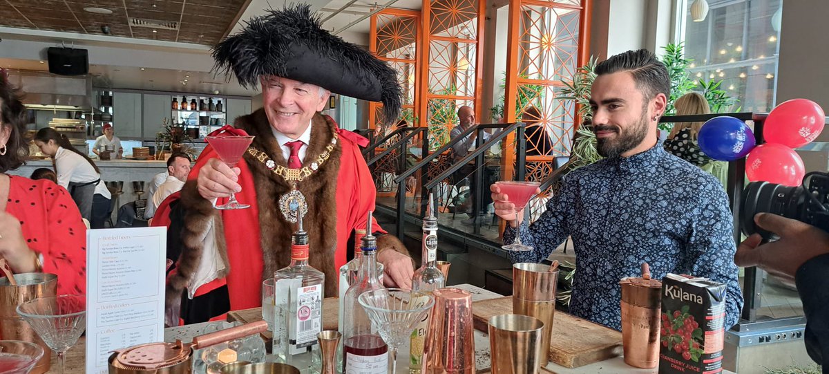 LMAppeal's tweet photo. More #CGD fun as @citylordmayor visits The Anthologist @drakeandmorgan; Sheriff & Alderman Alastair King visits @HaberdashersCo; The Lady Mayoress joins the #BigCitySing @MIOLondon; and Angus the support dog takes over Alderwoman Dame Susan Langley’s DBE
#CGD #GoRed https://t.co/vKpn9keg6p
