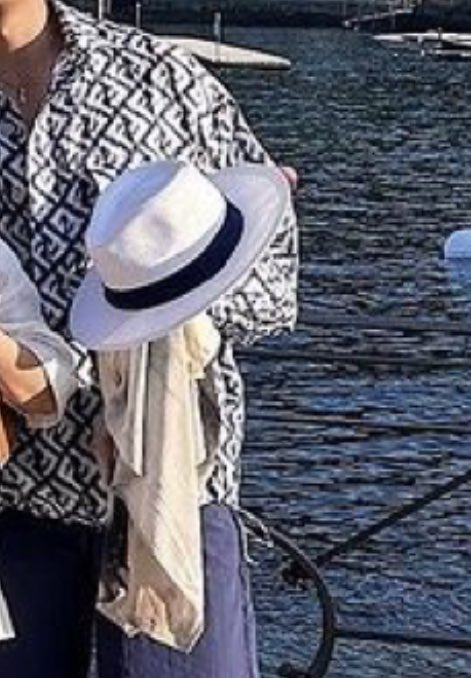 donnybelindax's tweet photo. mag asawa on vacay + donny is holding belle’s dress 🥺💘🥺💘💘 #donbelle HUY!!!!! https://t.co/xNsAaNjXBw