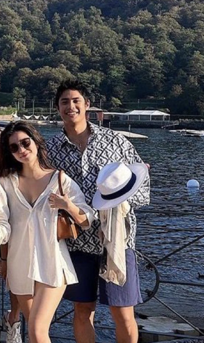 donnybelindax's tweet photo. mag asawa on vacay + donny is holding belle’s dress 🥺💘🥺💘💘 #donbelle HUY!!!!! https://t.co/xNsAaNjXBw