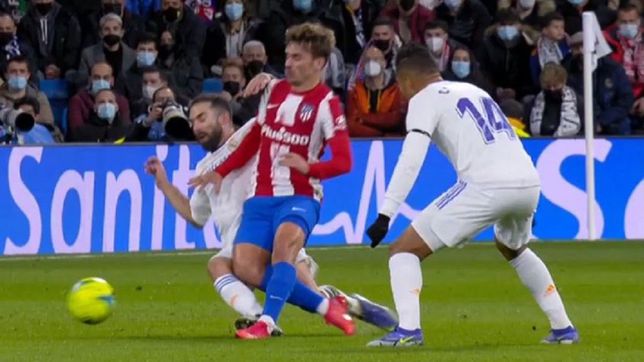 cholobus_'s tweet photo. Temporada 21/22: Carvajal lesiona a Griezmann
Temporada 22/23: Fede Valverde lesiona a Reinildo de gravedad
Temporada 23/24: Bellingham lesiona a Correa
Hay que ir a por esta panda de criminales, la liga debería actuar de una vez https://t.co/elMh54xsNR