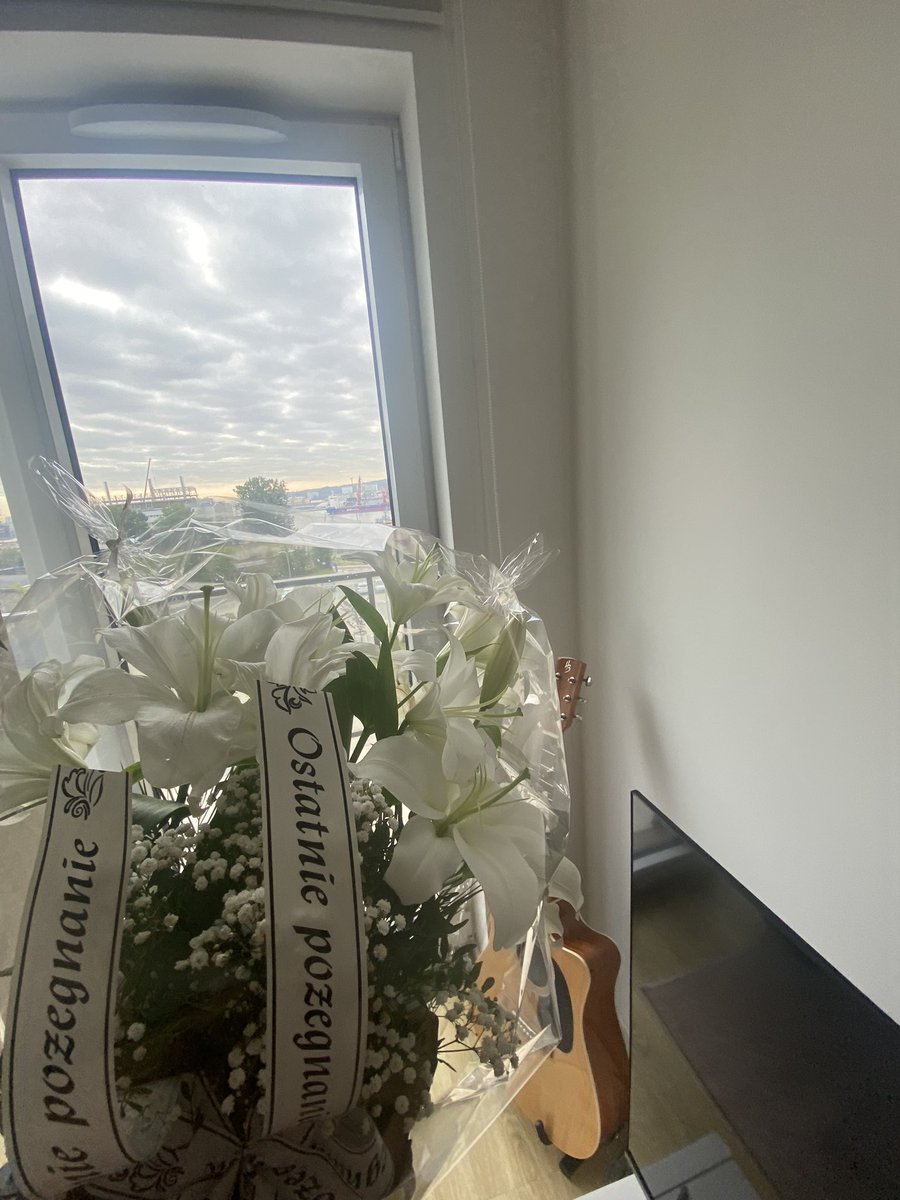 ben_iste's tweet photo. وقتی زبون یه کشور‌ رو نمی‌دونید، حواستون باشه روبان‌های نوشته دار نزنید رو گل! شوهرم برام گل‌ خریده، روش نوشته: آخرین خداحافظی 😂😂 گل ختم برام خریده 😂😂 خخخخخخخخخخخخخخخ https://t.co/7MEkvJ8KKQ