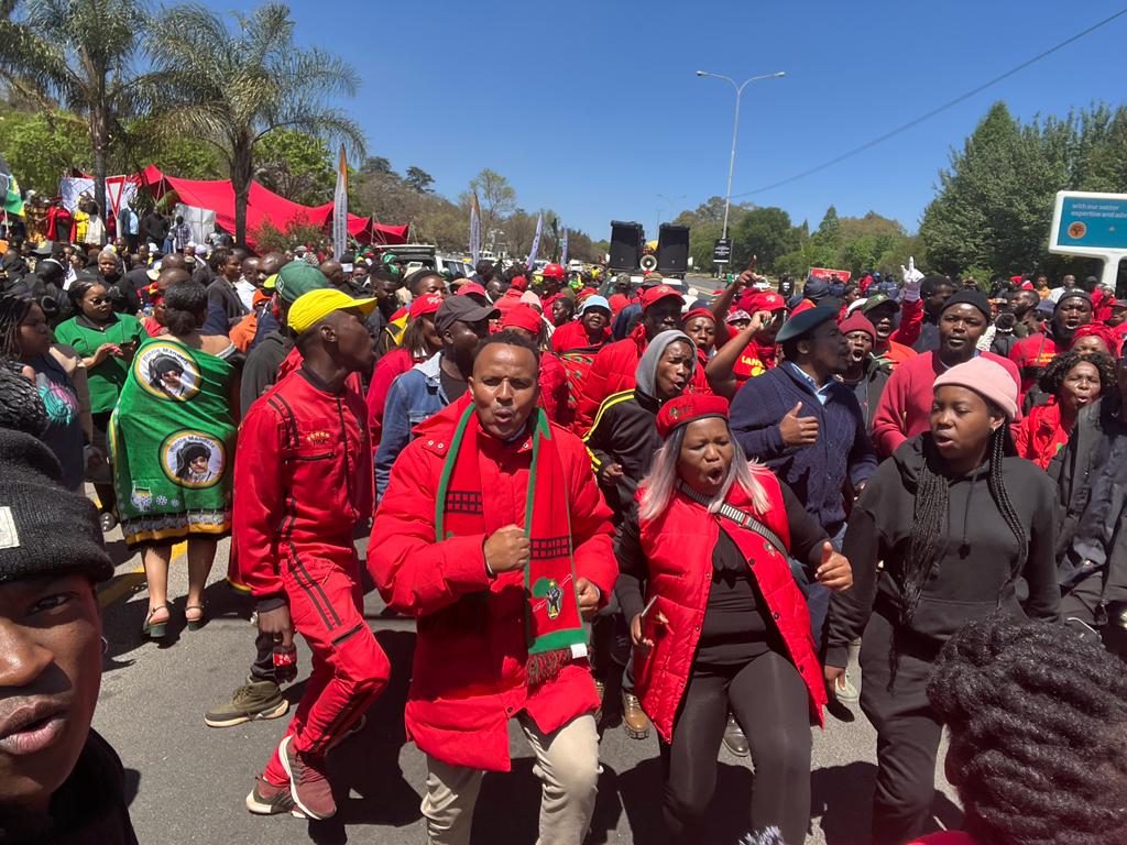 shaun_dlanjwa's tweet image. Today @EFFSouthAfrica honoured the legacy of Mama Winnie Mandela by renaming William Nicole Drive to Winnie Mandela Drive. The @EFFSouthAfrica is pushing for Cape Town International Airport to be renamed Winnie Mandela International Airport. Thank you @EFFSouthAfrica