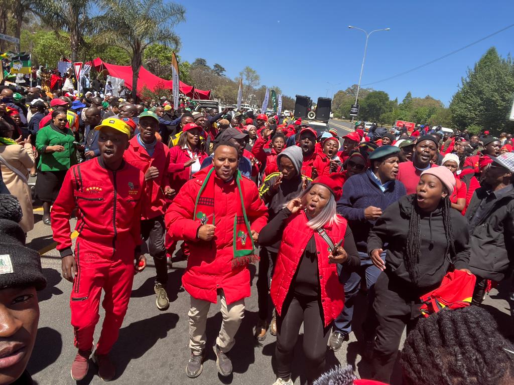 shaun_dlanjwa's tweet image. Today @EFFSouthAfrica honoured the legacy of Mama Winnie Mandela by renaming William Nicole Drive to Winnie Mandela Drive. The @EFFSouthAfrica is pushing for Cape Town International Airport to be renamed Winnie Mandela International Airport. Thank you @EFFSouthAfrica