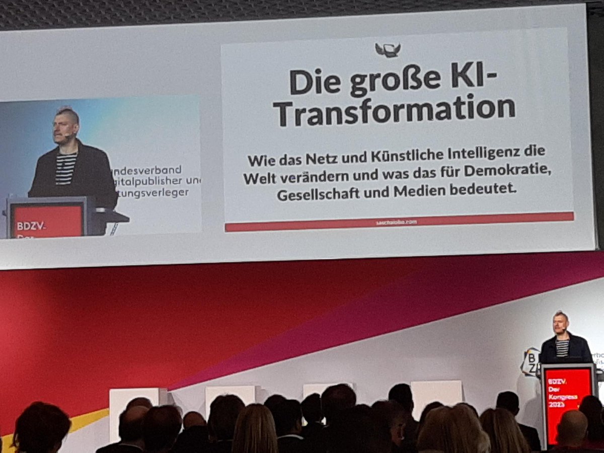 BDZV (@bdzvpresse) on Twitter photo Was #KI für Medien, Gesellschaft und #Demokratie bedeutet, zeigt Digitalexperte <a href="/saschalobo/">Sascha Lobo</a>. Nicht Technik verändert die Welt, sondern die Veränderung von Verhaltensweisen durch Technologie. Datenbegeisterung der Menschen nicht unterschätzen,Datenströme verändern Branchen #bdzv23 Was #KI für Medien, Gesellschaft und #Demokratie bedeutet, zeigt Digitalexperte <a href="/saschalobo/">Sascha Lobo</a>. Nicht Technik verändert die Welt, sondern die Veränderung von Verhaltensweisen durch Technologie. Datenbegeisterung der Menschen nicht unterschätzen,Datenströme verändern Branchen #bdzv23