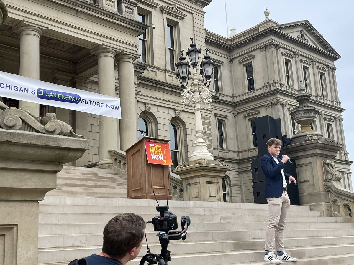 Here in lansing to join the voices demanding the State take bold climate action #MICleanEnergyFuture @hrwc @MichiganLCV