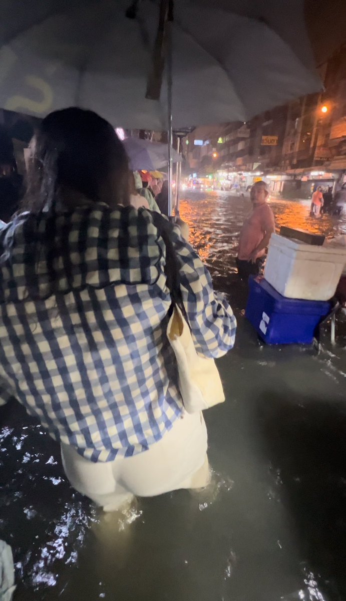 ThaiEnquirer's tweet photo. Another evening of flooding in Bangkok. This time Sukumvit Soi 71 and Udomsuk area were heavily impacted.

Netizens flooded social media with pictures and videos of the flooding. 

#Thailand #Bangkok #น้ำท่วม #น้ำท่วมกรุง #น้ำรอระบาย https://t.co/3KyZse7TpS