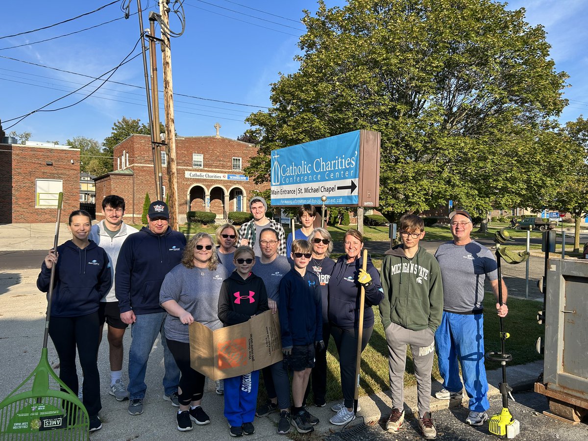 DortFinancial's tweet image. The before and after speaks for itself! This weekend members of our Dort Financial Community Crew set out to clean up and beautify some outdoor spaces at the local Catholic Charities organization.
What a great way to spend the last weekend of Fall, team! 💙