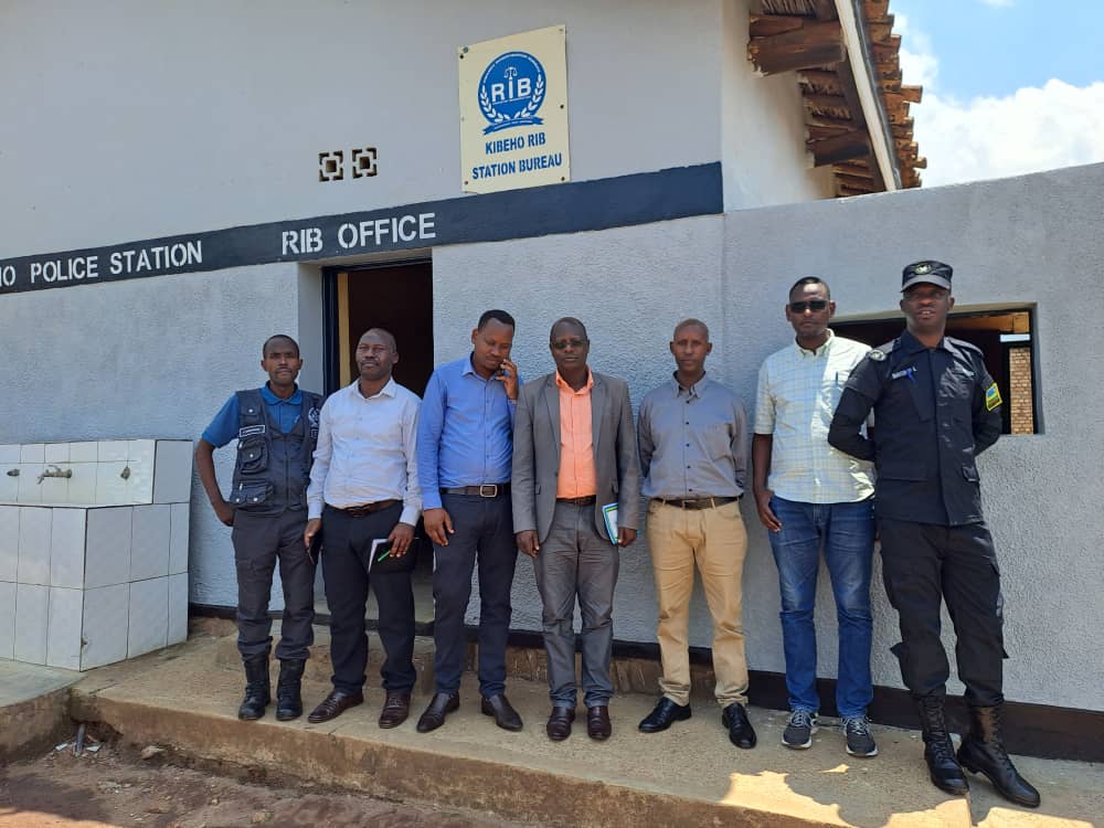 c_cdjp's tweet photo. Uyu munsi, ku nkunga ya @caritasfrance binyuze muri @RwandaCejp ,#CDJPGikongoro mu bufatanye na #JRLOS (Komite y’Ubutabera) @NyaruguruDistr bari mu bukangurambaga kuri Politiki yo gukemura amakimbirane hatisunzwe inkiko https://t.co/UzLfwWjA0y
