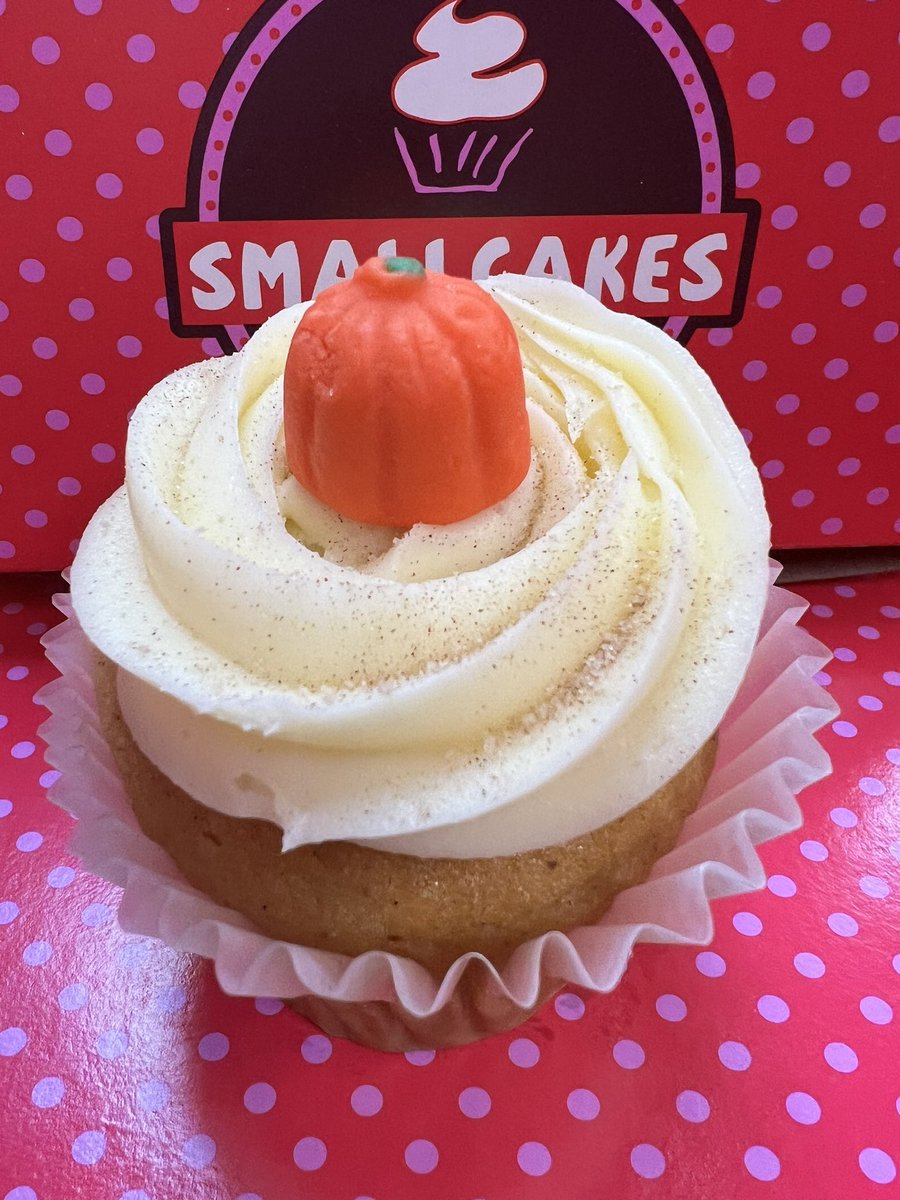 SmallCakesNDH's tweet photo. Hey friends! Today’s the last day for our yummy #StuffedCookie #Cupcake! We also have #DecadentVanilla &amp; #PumpkinSpice #Cupcakes +17 delicious signature flavors BakedFreshDaily! Order pickup 404.621.9634 or https://t.co/MTIy7NF1eE! Or get delivery #UberEats or #DoorDash! https://t.co/yb4jx8iSuC