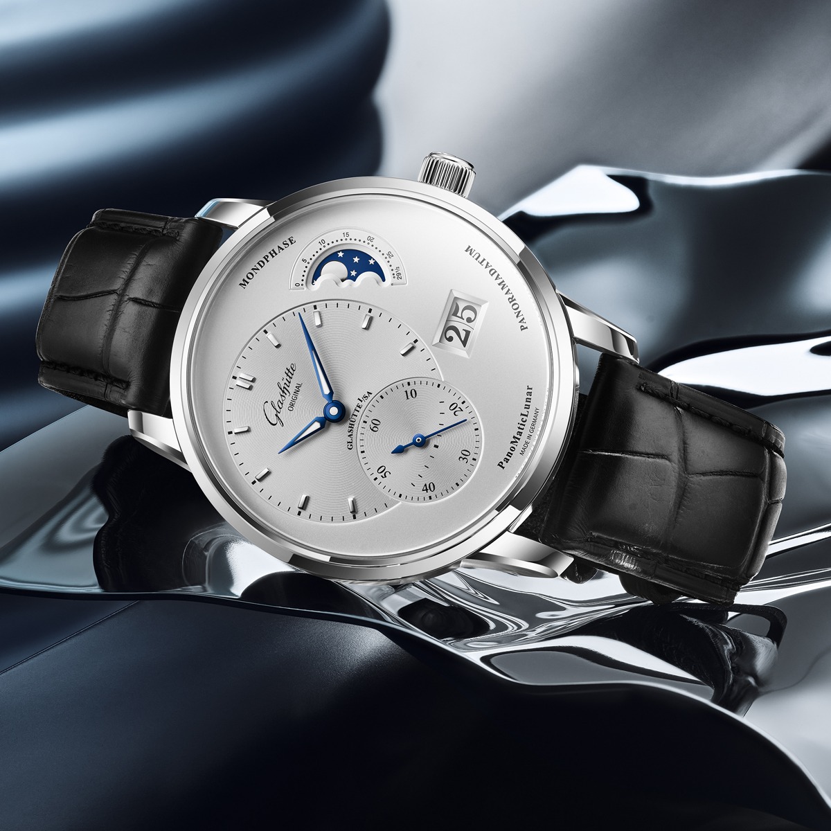 G_O_Manufactory's tweet photo. For 20 years, the PanoMaticLunar has been one of the favorites from our manufactory. No wonder: its asymmetrical design makes it absolutely unique and its fine craftsmanship proves timeless elegance. Celebrate with us an exceptional timepiece! #PTBTO
https://t.co/Oko7f2qarP https://t.co/2D0Cn8aY95