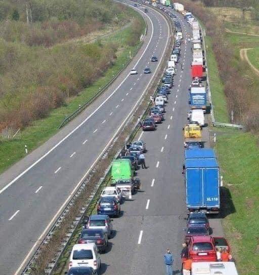 AndyBemba's tweet photo. Ailleurs, lorsque la circulation s'arrête, les conducteurs sont tenus de se déplacer vers le bord de chaque côté pour créer une voie libre.
Cela permet aux véhicules d'urgence (police, ambulances,…) de passer. 
Ca s’appelle civisme et discipline ! https://t.co/h1mPuOtewz