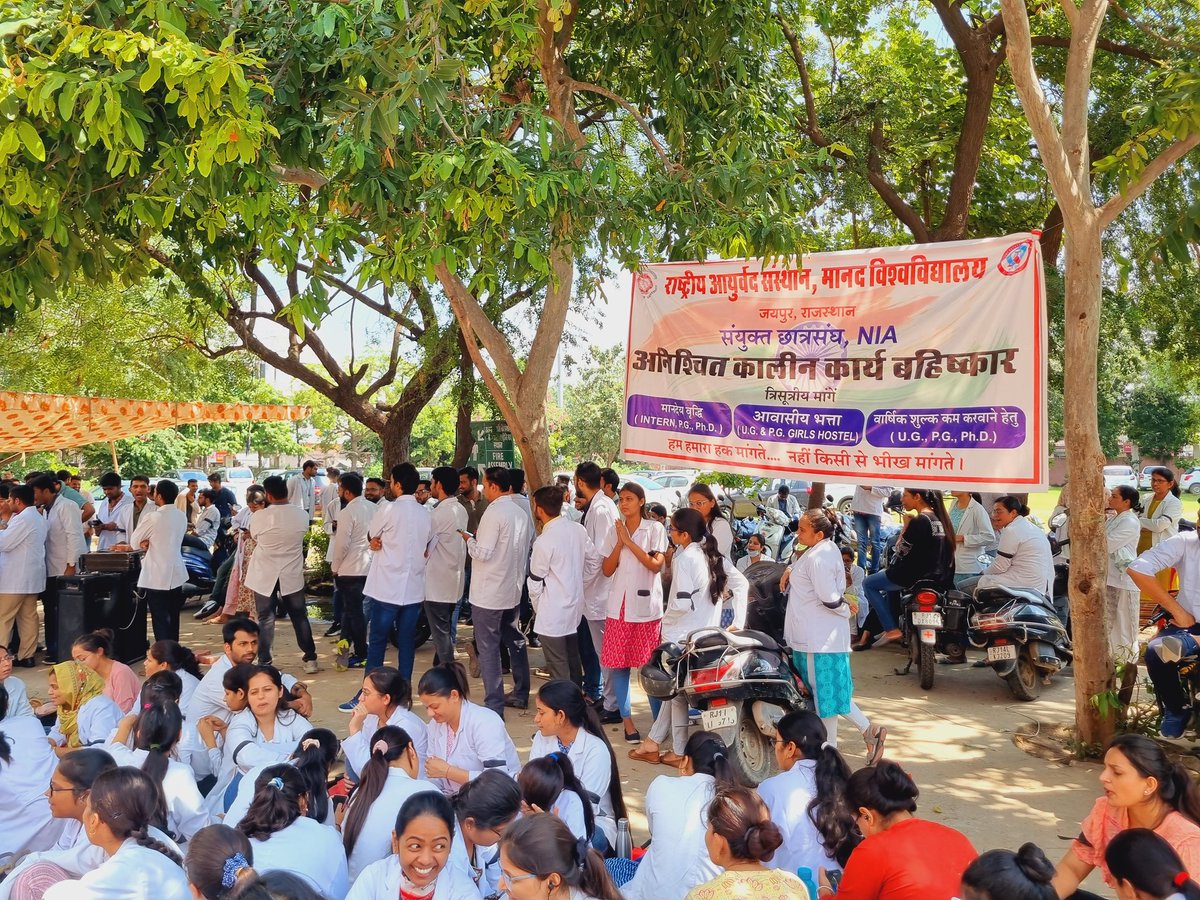 राष्ट्रीय आयुर्वेद संस्थान में डॉक्टर्स द्वारा stipend बढ़ोतरी की मांगों को लेकर कार्य बहिष्कार व धरना प्रदर्शन हुआ.... क्योंकि केंद्रीय संस्थान होने के बावजूद मानदेय राज्य स्तर के संस्थान से कम व फीस  3 गुणा है
<a href="/PMOIndia/">PMO India</a> 
<a href="/moayush/">Ministry of Ayush</a> 
<a href="/sarbanandsonwal/">Sarbananda Sonowal</a> 
<a href="/secymoayush/">Vd. Rajesh Kotecha</a> 
<a href="/ashokgehlot51/">Ashok Gehlot</a>