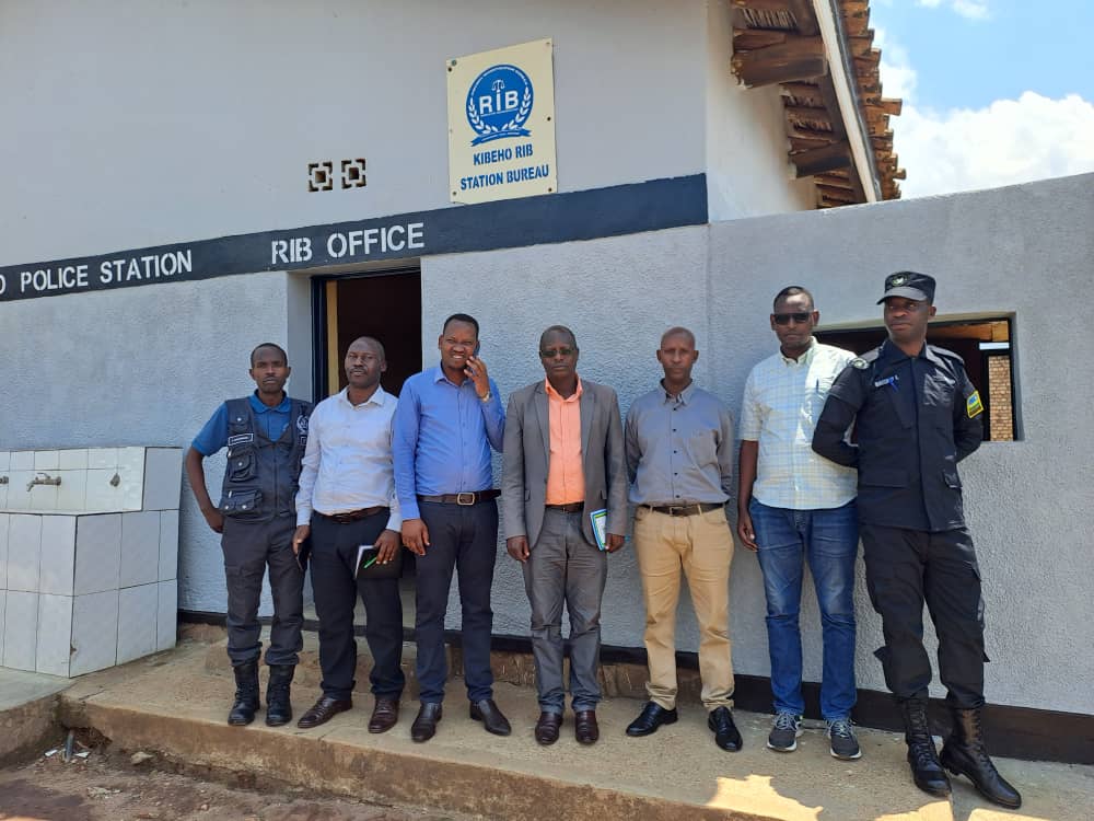 c_cdjp's tweet photo. Uyu munsi, ku nkunga ya @caritasfrance binyuze muri @RwandaCejp ,#CDJPGikongoro mu bufatanye na #JRLOS (Komite y’Ubutabera) @NyaruguruDistr bari mu bukangurambaga kuri Politiki yo gukemura amakimbirane hatisunzwe inkiko https://t.co/UzLfwWjA0y